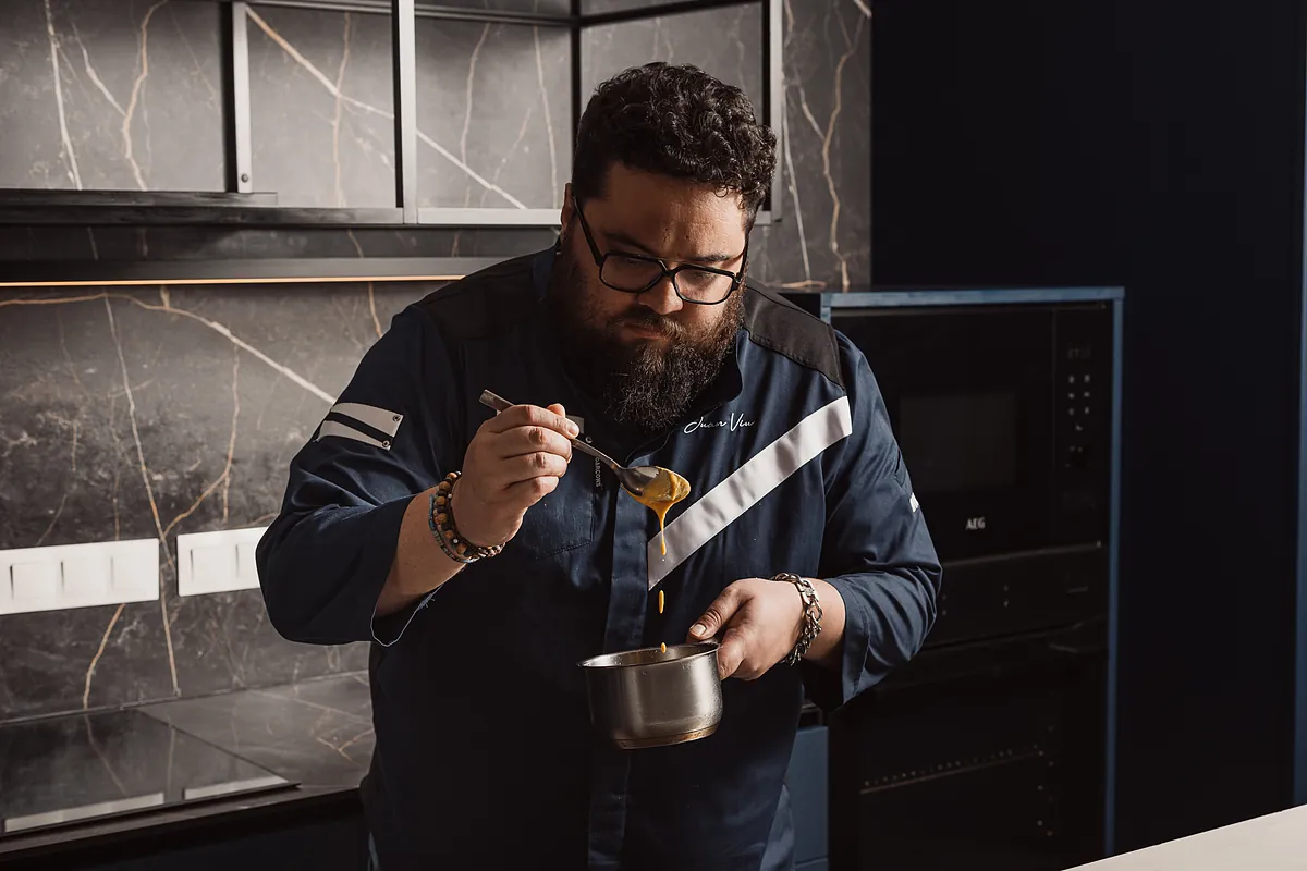 Un chef joven, Juan Viú, un restaurante de tres mesas, Mare, y el sofrito de la abuela Trini que bien vale una estrella Michelin