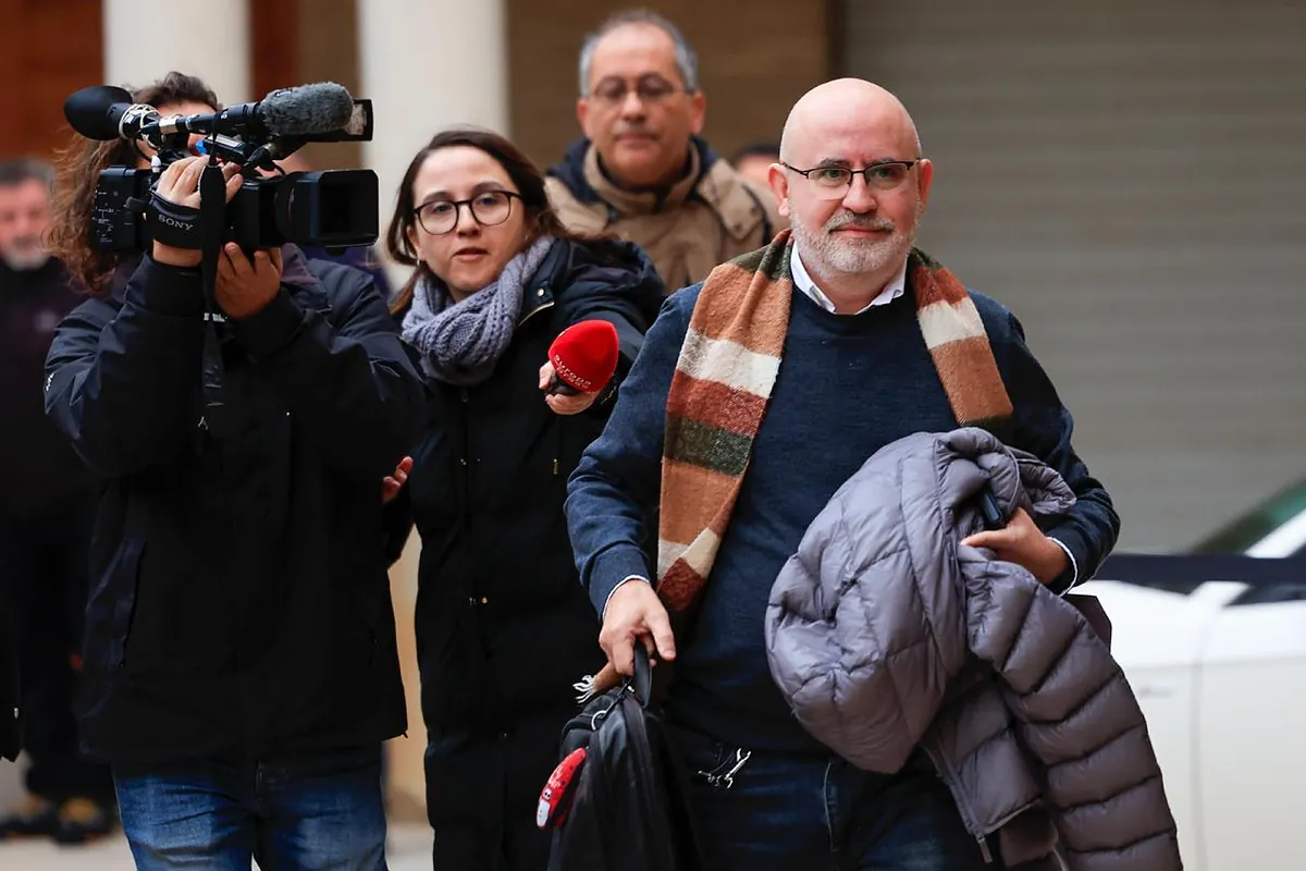 Acil Durumlar müdür yardımcısı, ES-Alert'i gönderilmeden üç saat önce gündeme getirdi ancak Pradas, Valensiya dilindeki metinle ve hukuki şüphelerle karıştırıldı