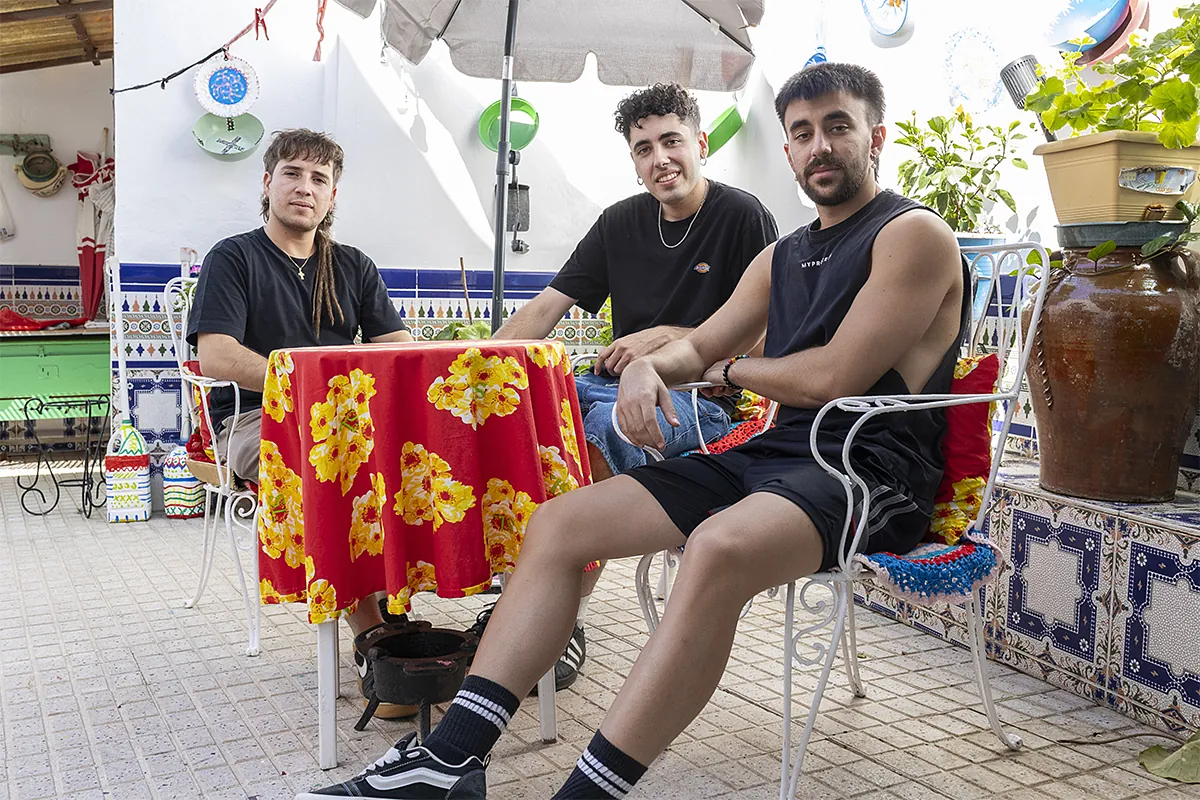 Los Sanguijuelas del Guadiana son el terremoto rural que recorre España, con epicentro en Extremadura: "En nuestros conciertos hacen pogos punkis y cayetanos, todos se sienten identificados"