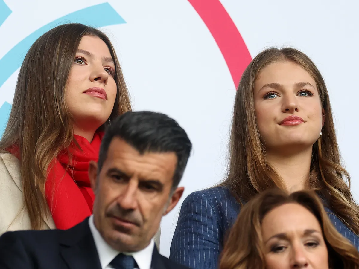 La Princesa de Asturias y la Infanta Sofía en la final de Basilea: dos blazers y un detalle (rojo, por supuesto)