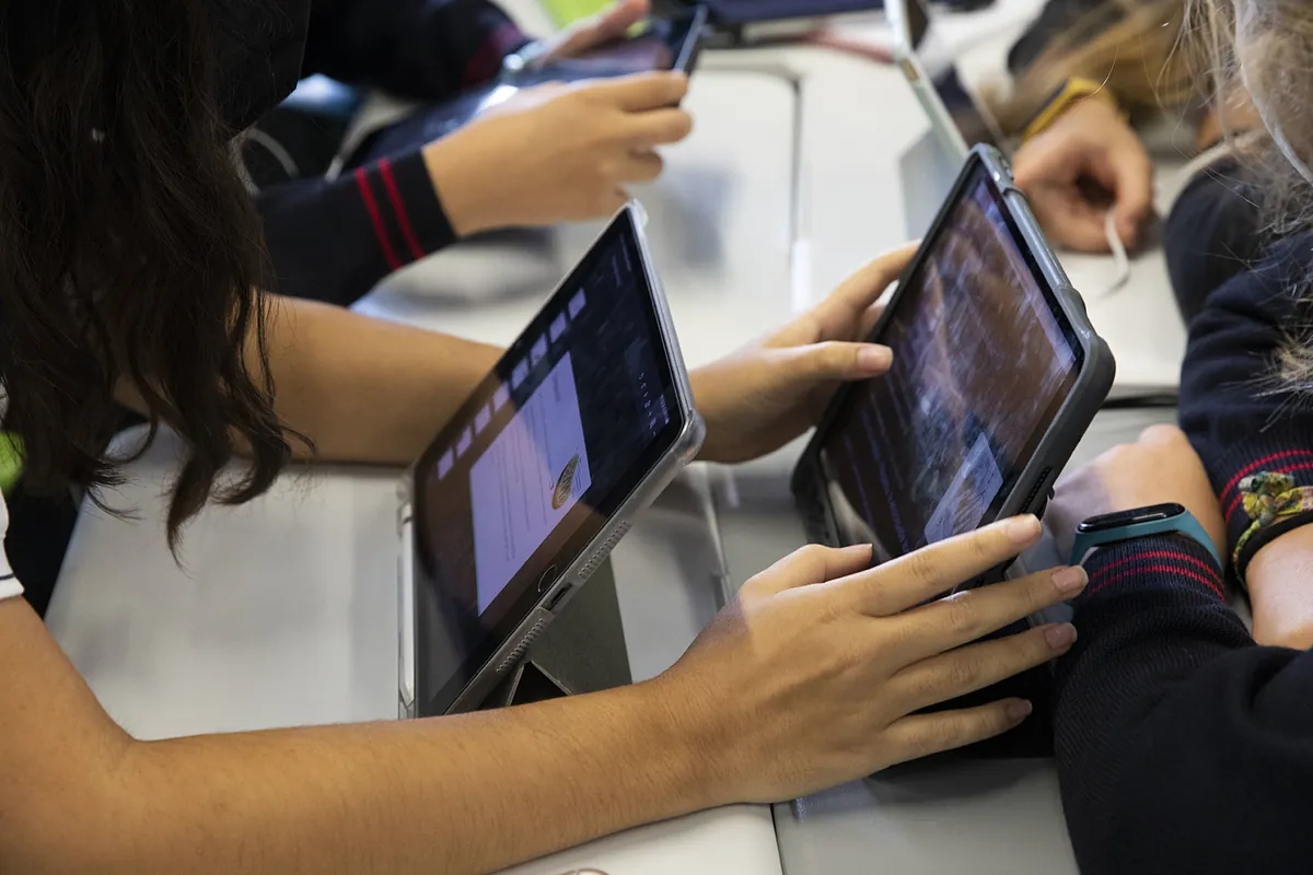 Los colegios concertados católicos se rebelan contra Ayuso por prohibir el uso individual de las tabletas en clase:  Es una medida radical que afecta a nuestra autonomía 