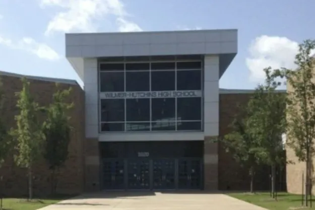 Dallas'taki bir lisede bir çekimde dört öğrenci yaralandı