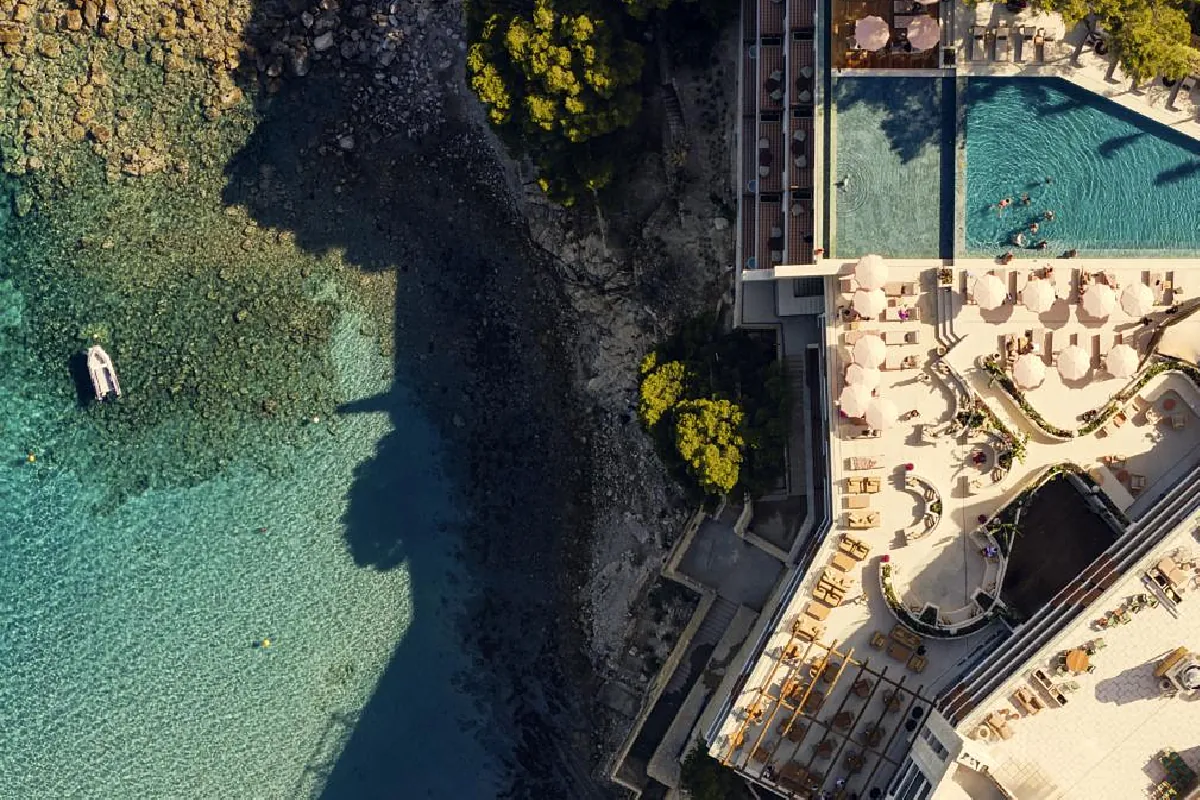 Lujo discreto con vistas al Mediterráneo, el coqueto hotel en el acantilado de Cala Fornells