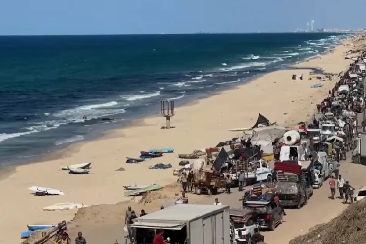 Miles de palestinos regresan a sus casas en Gaza en una enorme columna humana y de vehículos