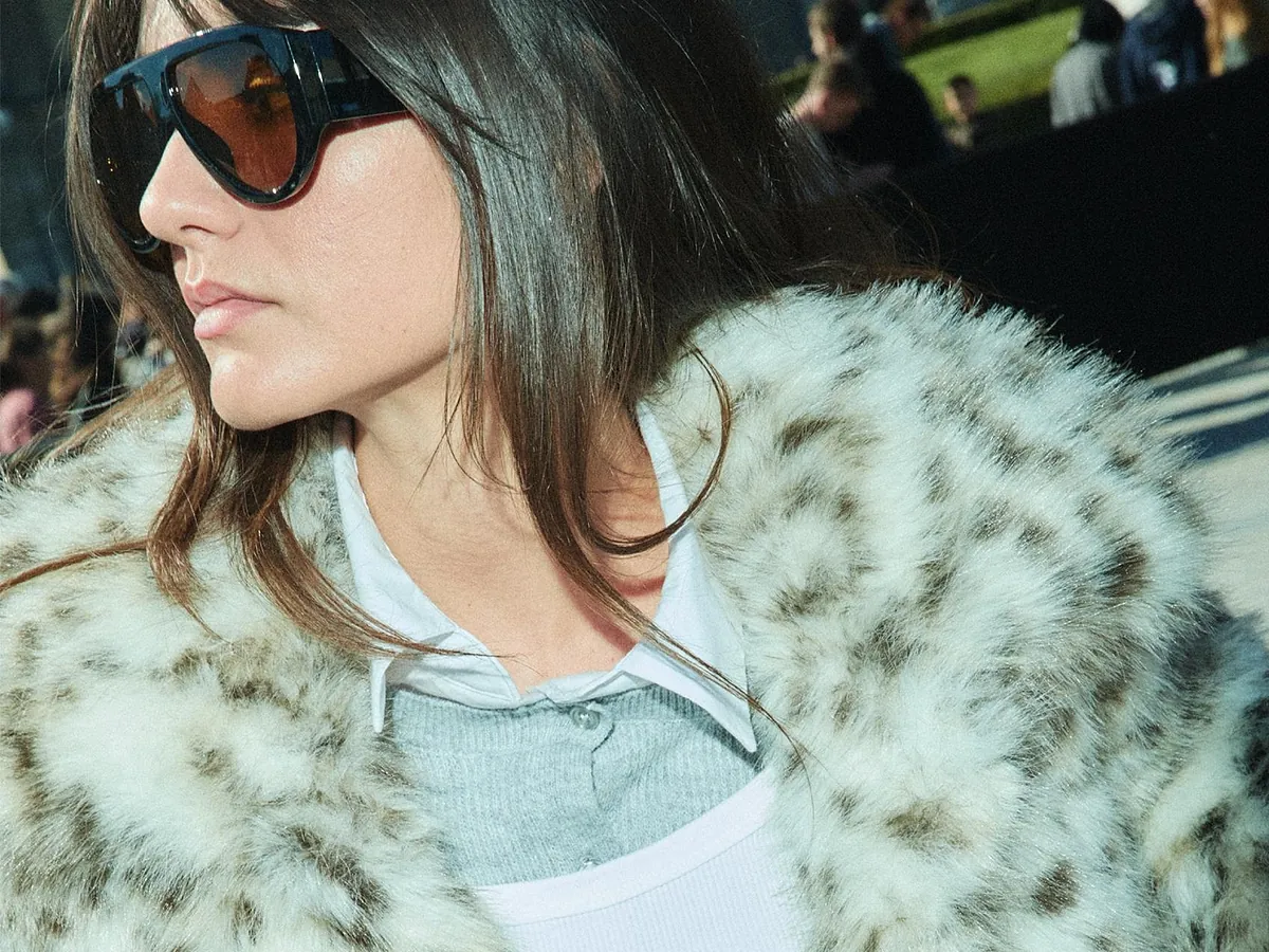 Acaba de aparecer en Stradivarius y no durará mucho: la cazadora efecto pelo con estampado de leopardo que marcará tendencia este otoño