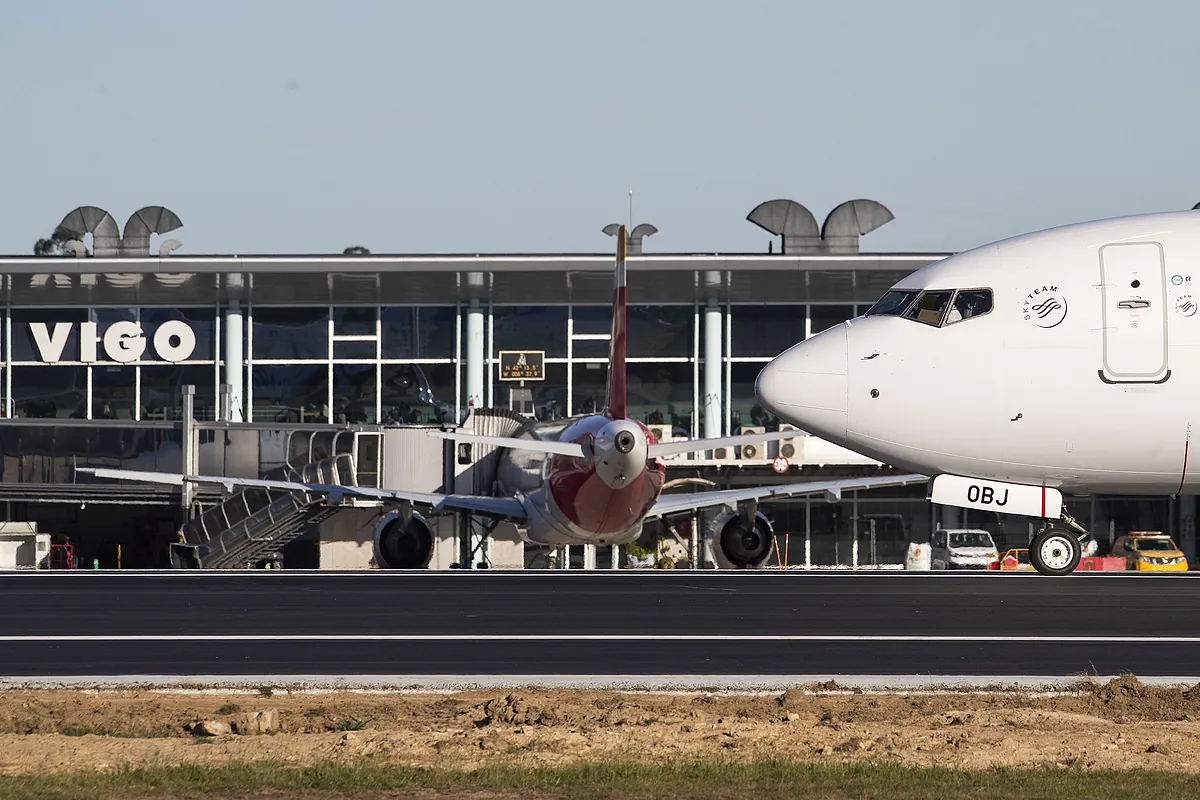 Cocktail de desastres en el aeropuerto de Vigo: operarios que se duermen y antinieblas averiados por el "crecimiento repentino" de vegetación