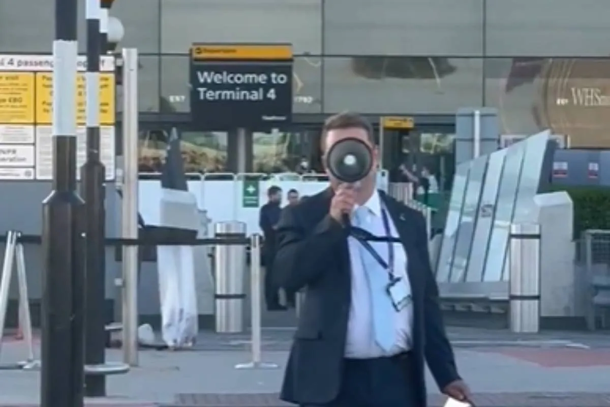 La Terminal 4 del aeropuerto londinense de Heathrow es evacuada y cerrada por la posible presencia de materiales peligrosos