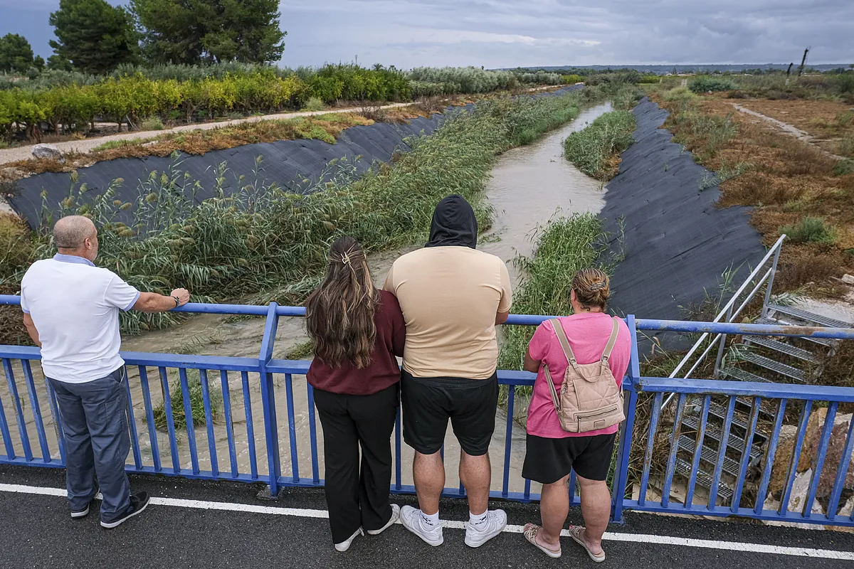 La alerta roja por lluvias en Alicante hace que Generalitat y Gobierno extremen la vigilancia de cauces y los barrancos