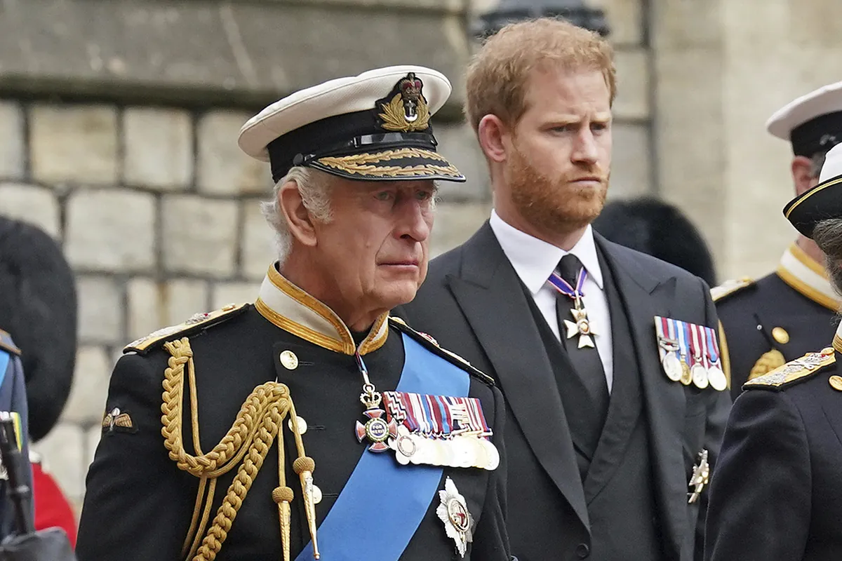 El príncipe Harry vuelve al Reino Unido este lunes en su primera visita desde abril y crecen las especulaciones sobre un posible encuentro con su padre Carlos III