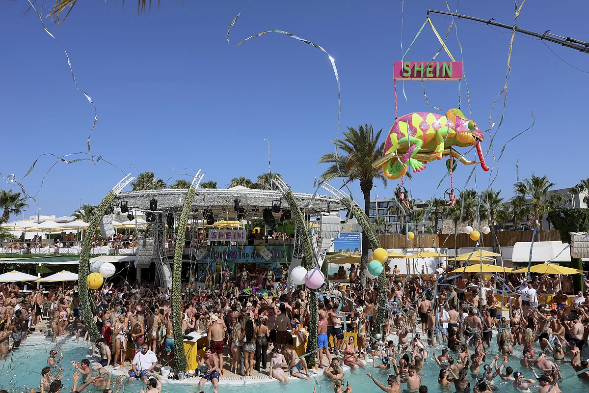Ibiza, la isla del lujo naufraga en un mar de chabolas: "Estamos celebrando nuestro suicidio"