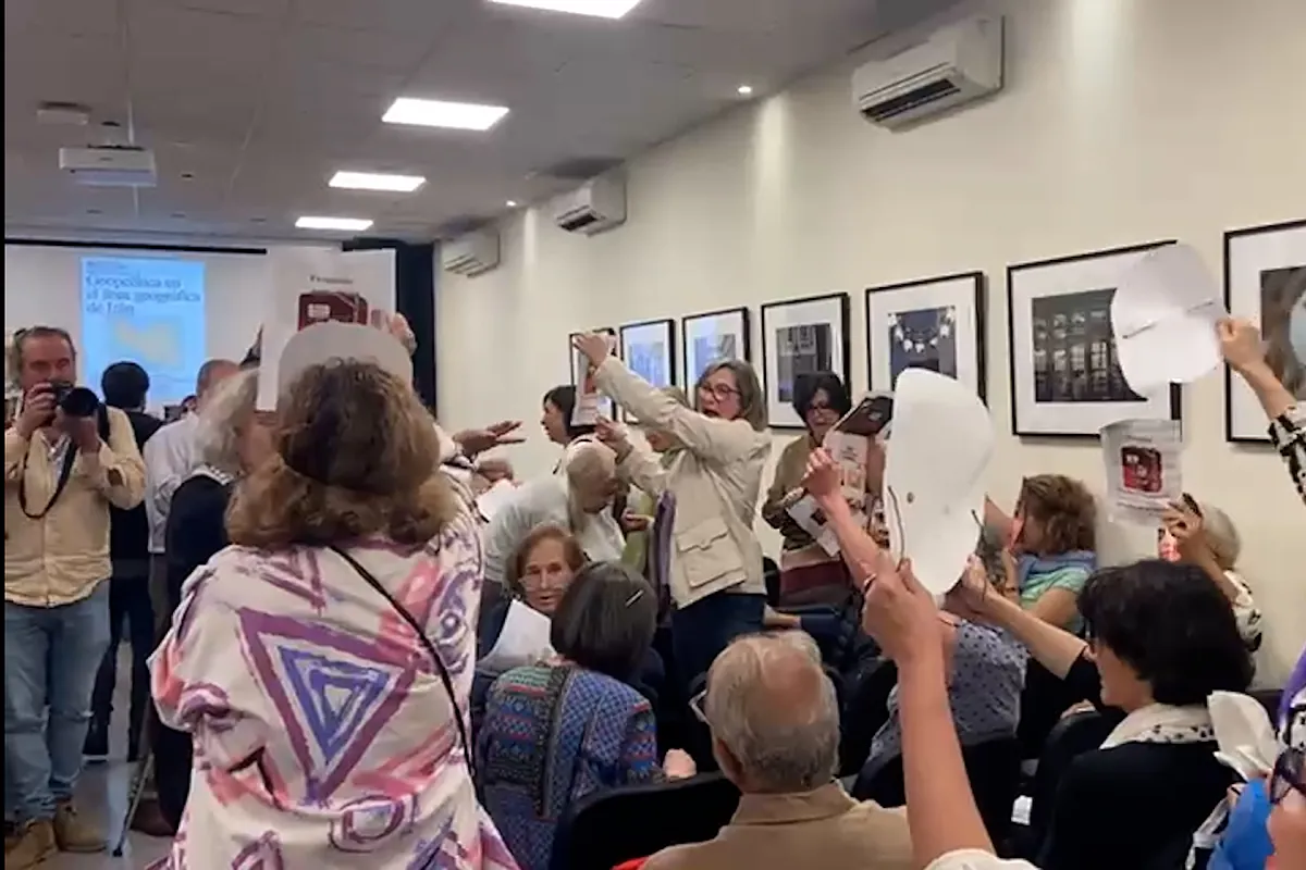 “Katil!” Madrid Athenaeum'daki bir eylemde bir grup aktivistin İran büyükelçisine