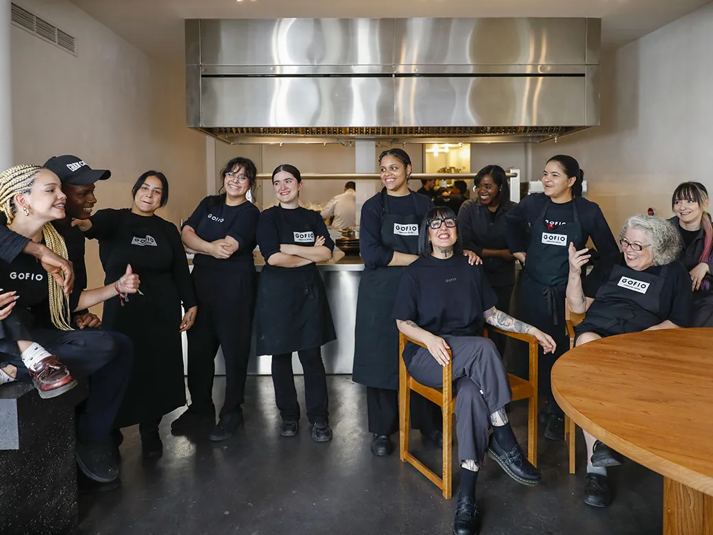 Diez mujeres y una estrella. Así se cocina el alma del restaurante Gofio:  En la sala se produce una coreografía 