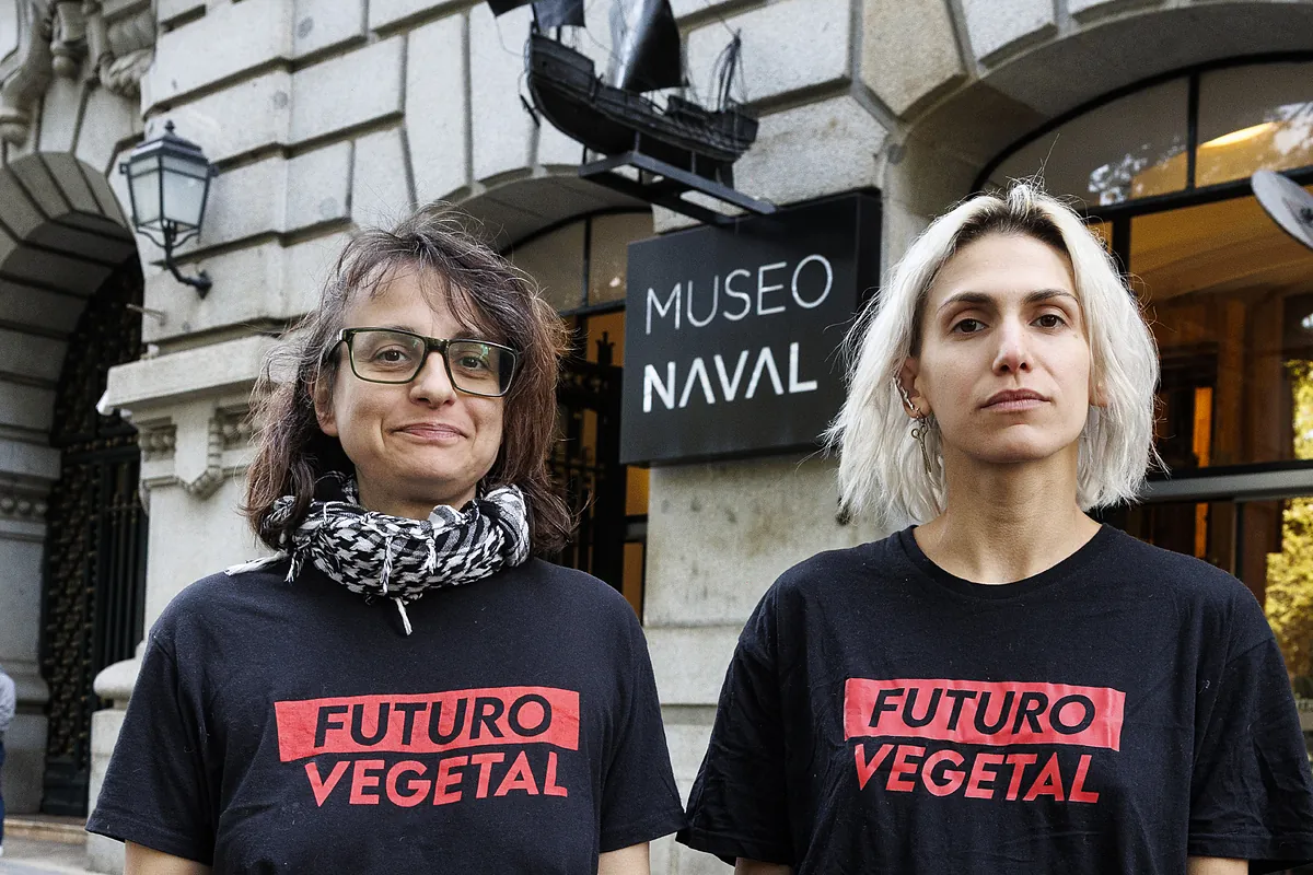 Las activistas de Futuro Vegetal que tiraron pintura roja sobre el Colón del Museo Naval: "El cuadro glorifica el genocidio, que se dañe es parte de nuestro progreso como cultura"