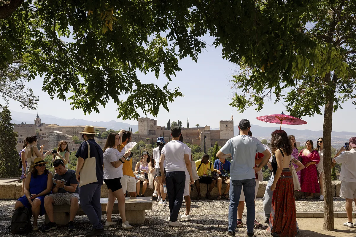 El Albaicín, el fotogénico barrio en frente de la Alhambra en el que hay más plazas turísticas que vecinos censados