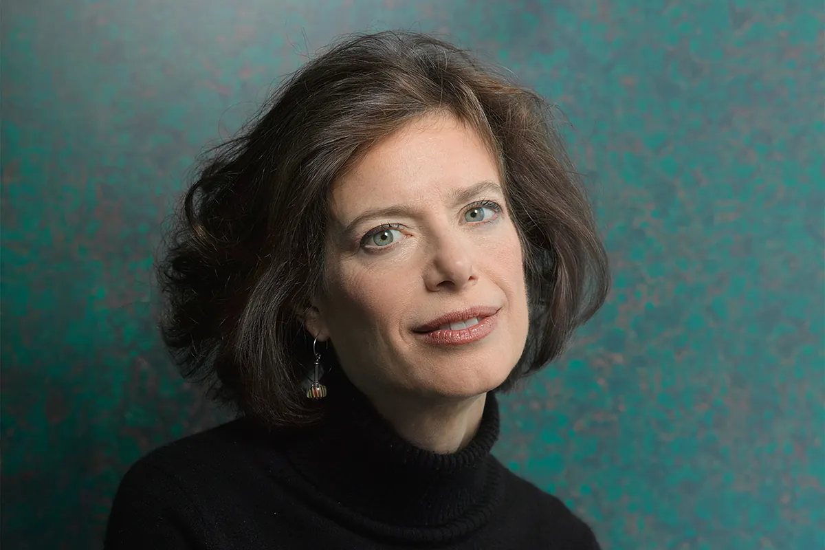 Susan Faludi: "Encomendar el feminismo a Taylor Swift o a Beyoncé nos hace un flaco favor. El 'marketing' sirve para hacer dinero pero no libera a nadie"