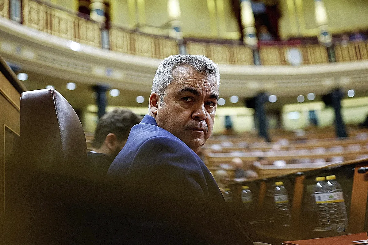  Esto háblalo con Santos : el PSOE pide un  reseteo completo  tras entregar Sánchez todo el poder al  jefe  de la trama corrupta