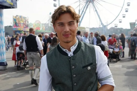 Serafín de Habsburgo-Lorena, el tataranieto de Sissi que arrasa en las redes: influencer, experto en fitness y muy guapo