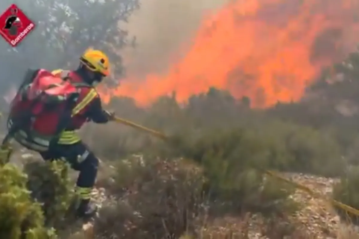 Los bomberos dan por perimetrado el incendio de Ibi y alertan de su  posible reproductividad  por el viento y las altas temperaturas