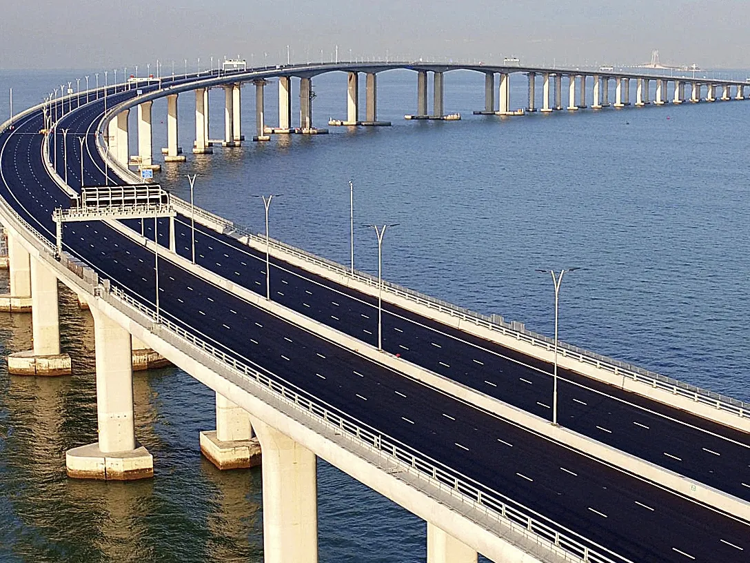 Visita al gran  monstruo  económico de China, interconectado por el puente más largo del mundo sobre el mar