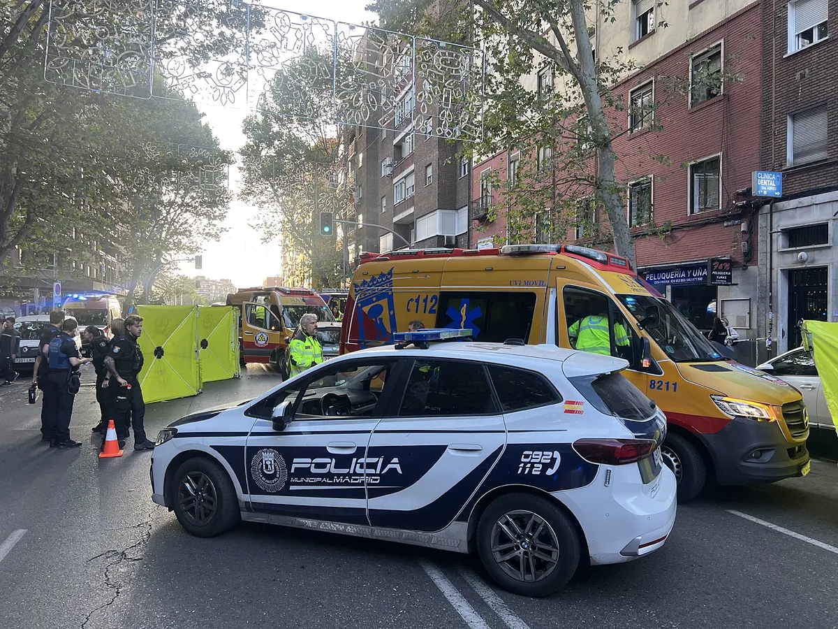 Vecinos de Carabanchel retienen a un conductor que se intentó fugar tras un doble atropello: una joven de 26 años ha sufrido la amputación de una pierna