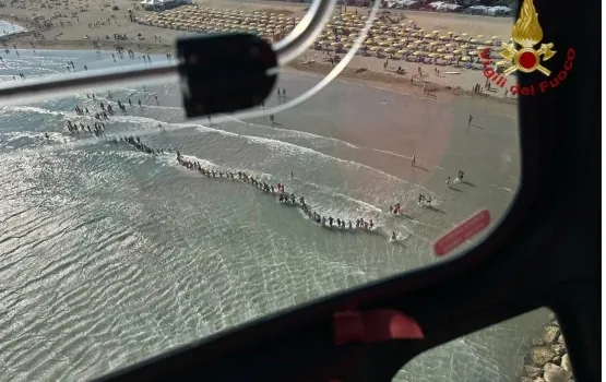 Un niño de siete años desaparece de una playa italiana, lo buscan en el agua durante horas y aparece en una parada de autobús
