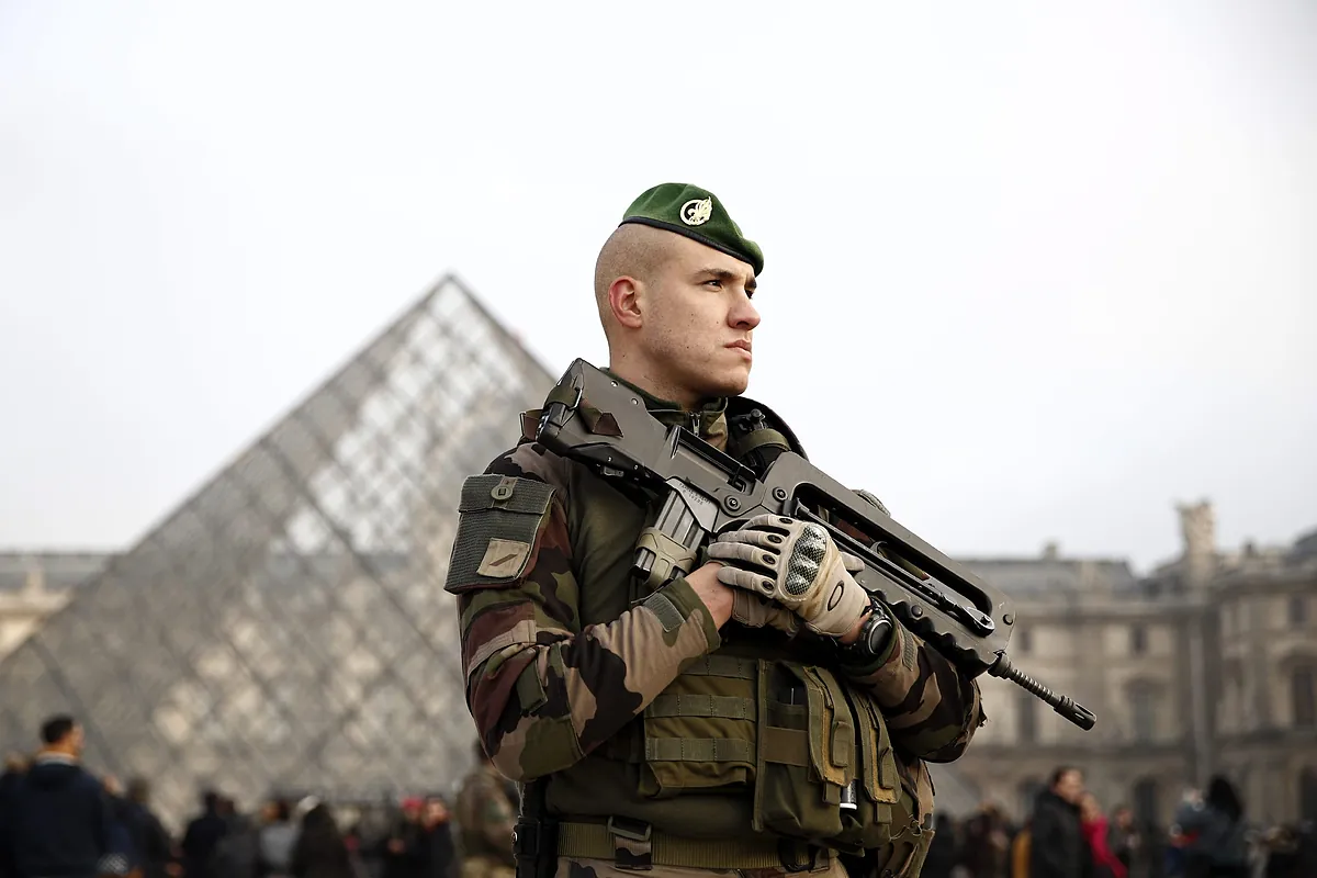 Varios atracadores entran al Louvre por un montacargas y roban varias joyas antes de darse a la fuga en scooters