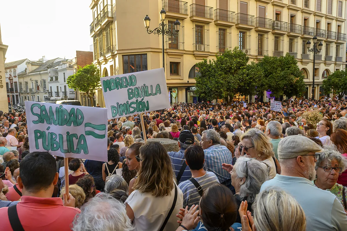 Miles de andaluces salen a la calle por los retrasos del programa para detectar cáncer de mama: "Esto no es un fallo ni un error, sino una negligencia del Gobierno andaluz"