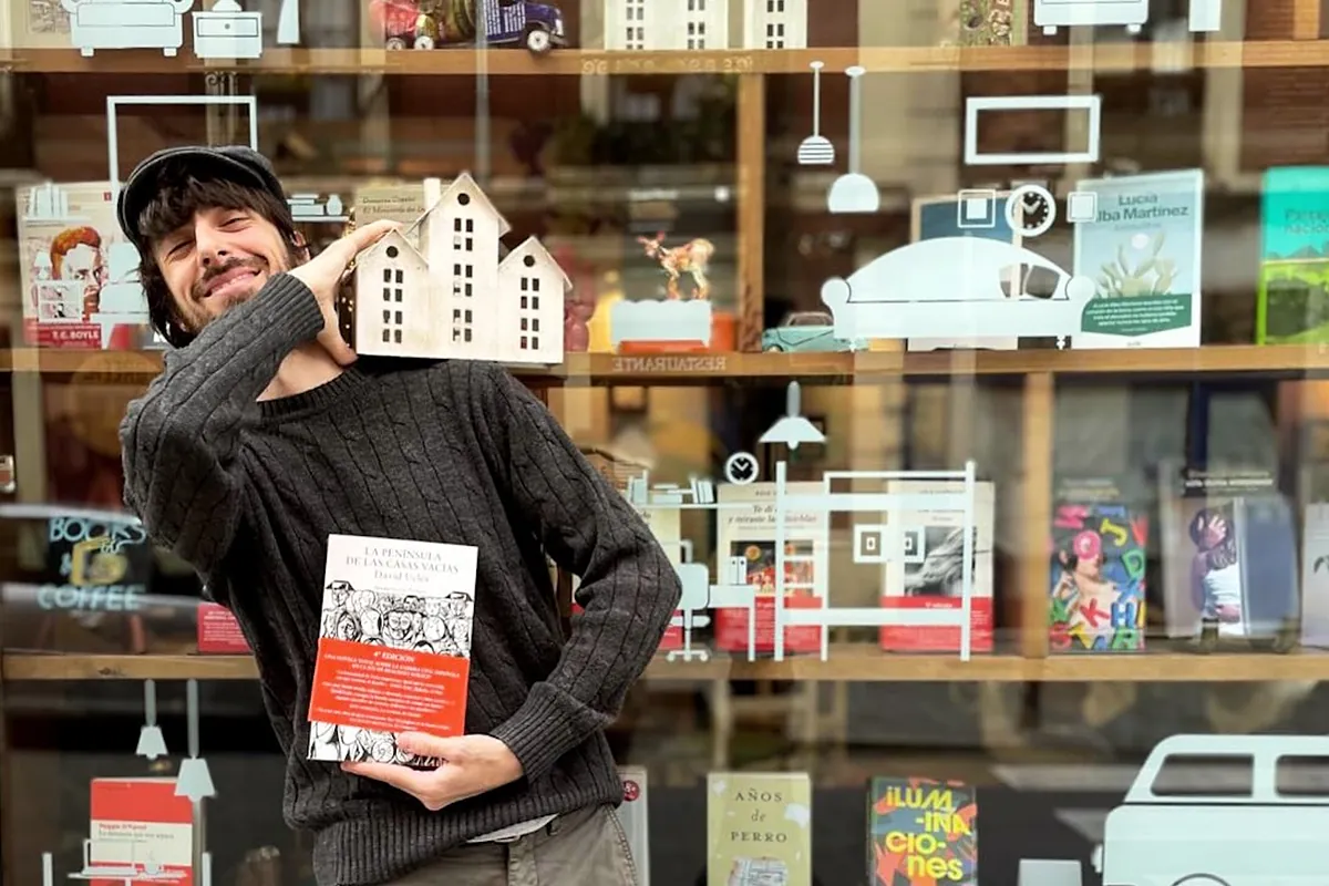 David Uclés en la Feria del Libro de Madrid: cuándo firma, horarios y caseta del autor de 'La Península de las casas vacías'