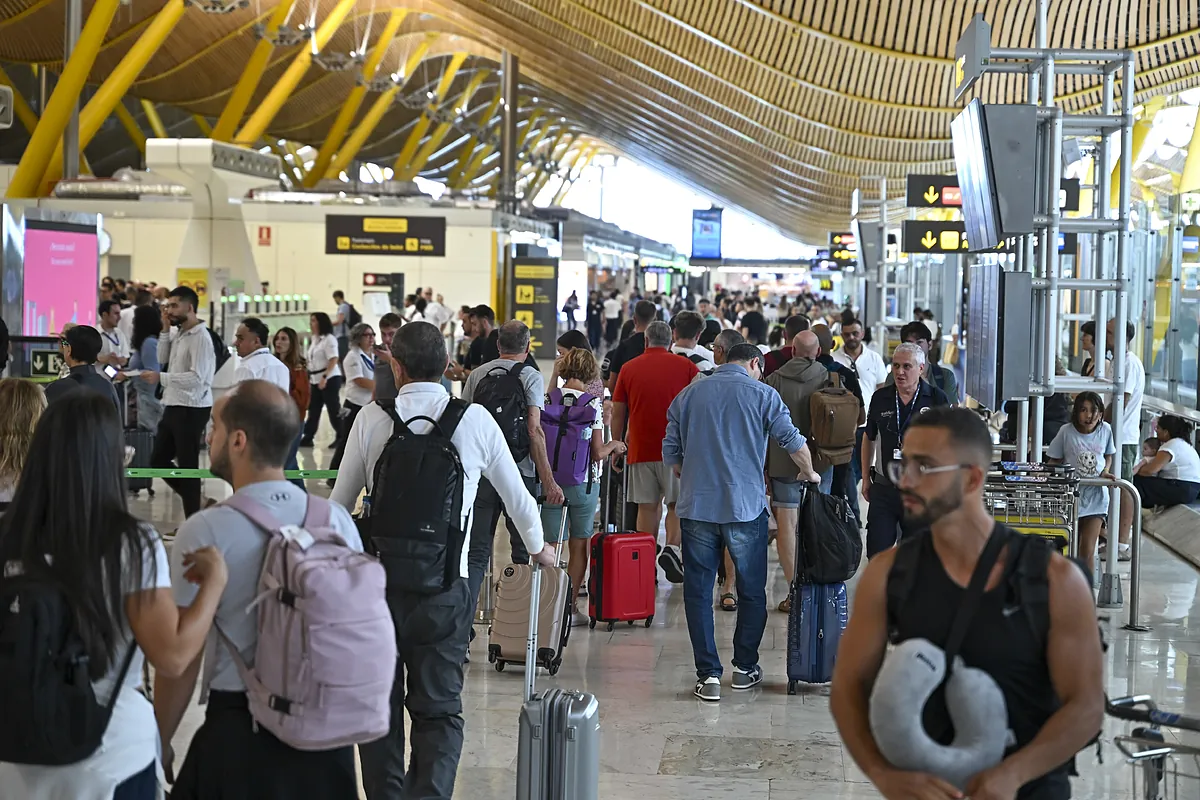 La Fiscalía alerta del "caos" en Madrid por la entrada descontrolada de menores en Barajas y de la saturación de los centros de 'menas'