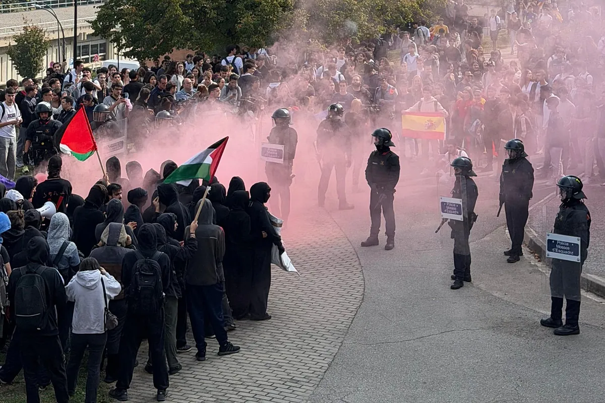 Independentistas boicotean violentamente un acto de Vito Quiles y S'ha Acabat! en la Universidad Autónoma de Barcelona
