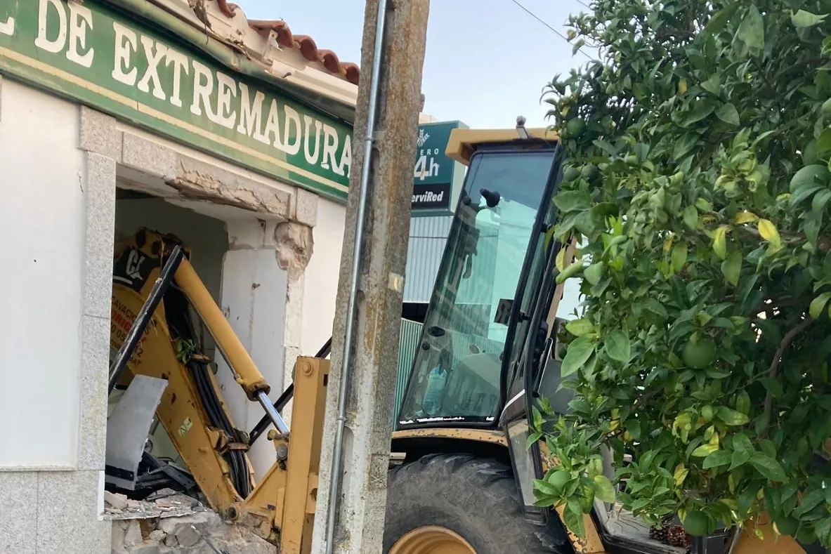 Asaltan de madrugada una sucursal bancaria con una retroexcavadora pero no logran llevarse el botín