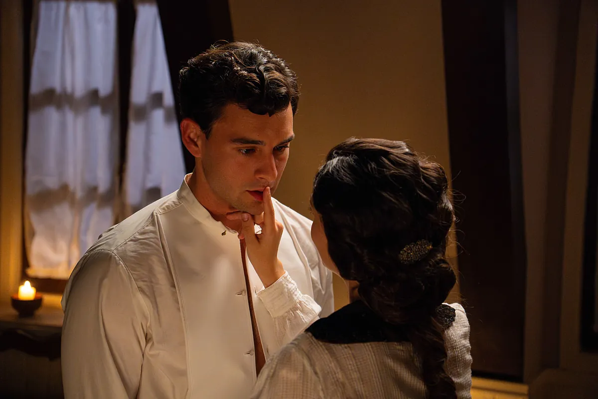 Avance de 'La Promesa', capítulo de hoy martes 15 de julio: Curro y Ángela  se dejan llevar por la pasión y siguen ocultando su relación | Series