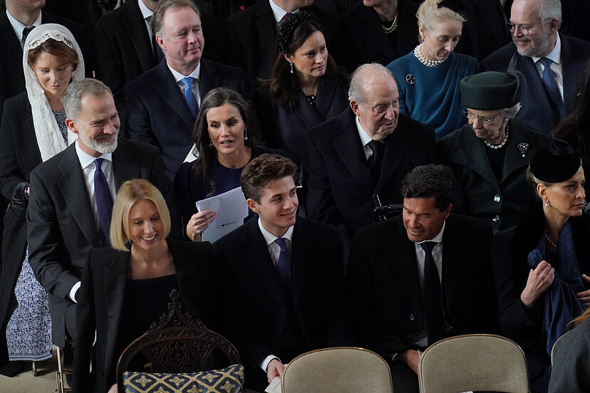 Juan Carlos I y Felipe VI escenifican su reconciliación tres años después  de la salida de España del Emérito | España