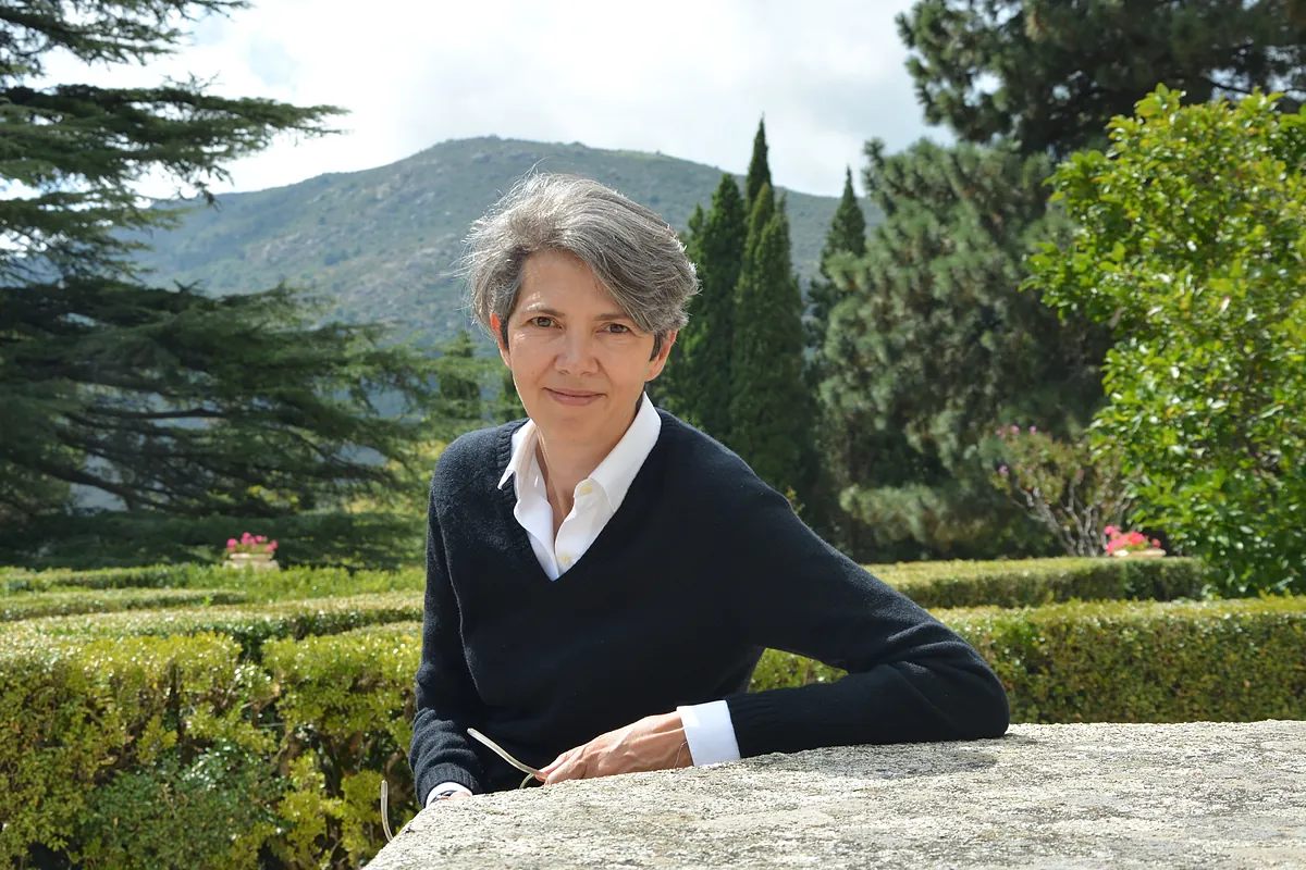 La escritora que ha dado fama con sus novelas a los vecinos de San Lorenzo de El Escorial: "Algunos me paran para decirme: '¿Y yo por qué no aparezco?' o "Mátame en la próxima'"