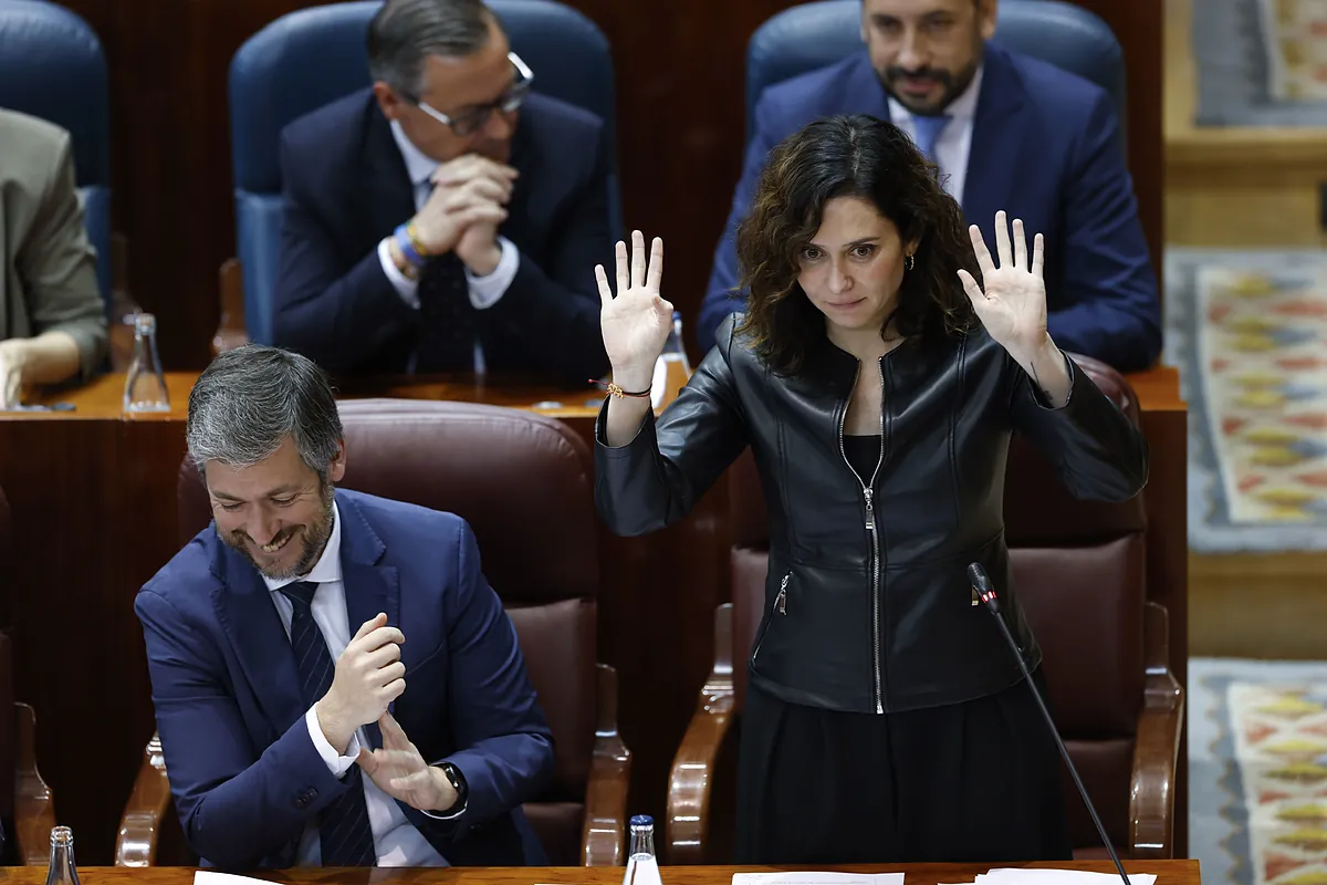 Ayuso explota el escándalo de los 'whatsapps' contra un PSOE "con más enchufes que diputados": "Reunirse con Begoña es el método directo para rescatar empresas"