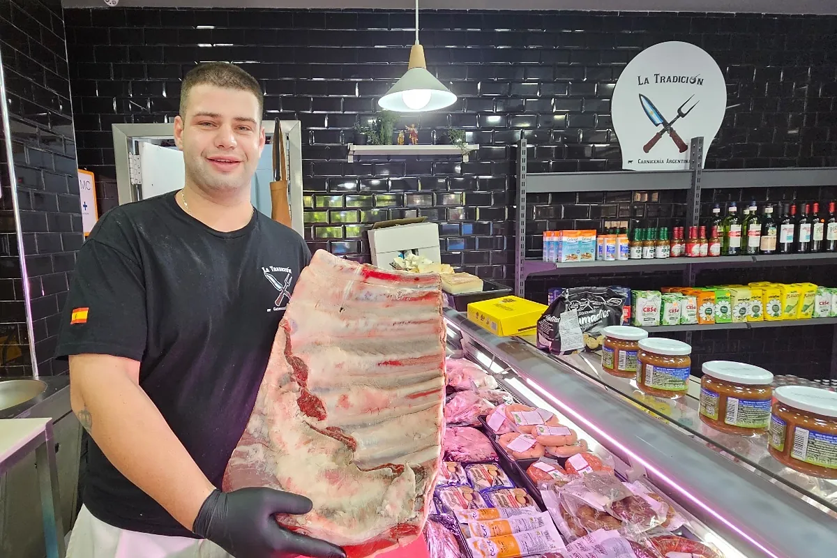 "Si uno lo hace de corazón, va a volver el doble": el joven carnicero argentino que regala descuentos a jubilados en Málaga