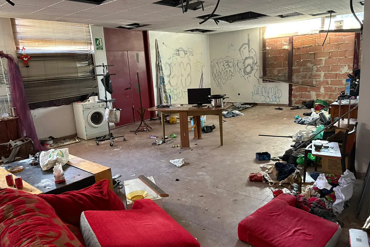 Movilización vecinal en Barajas por un edificio okupado por delincuentes a 70 metros de la UCO: "Nos roban, amenazan e insultan delante de los guardias"