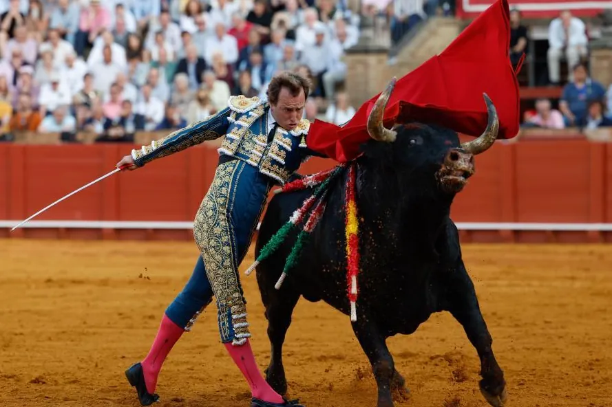 La disposición absoluta de Román atrapa el corazón de Sevilla