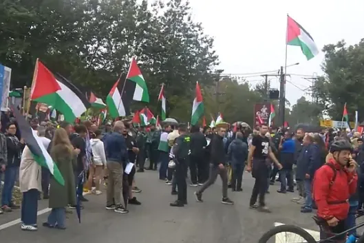 Un nuevo boicot propalestino obliga a adelantar 8 kilómetros la meta de la etapa 16 en la que venció Bernal