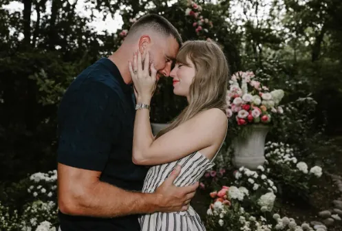 Taylor Swift anuncia su compromiso con su novio Travis Kelce tras dos años de noviazgo