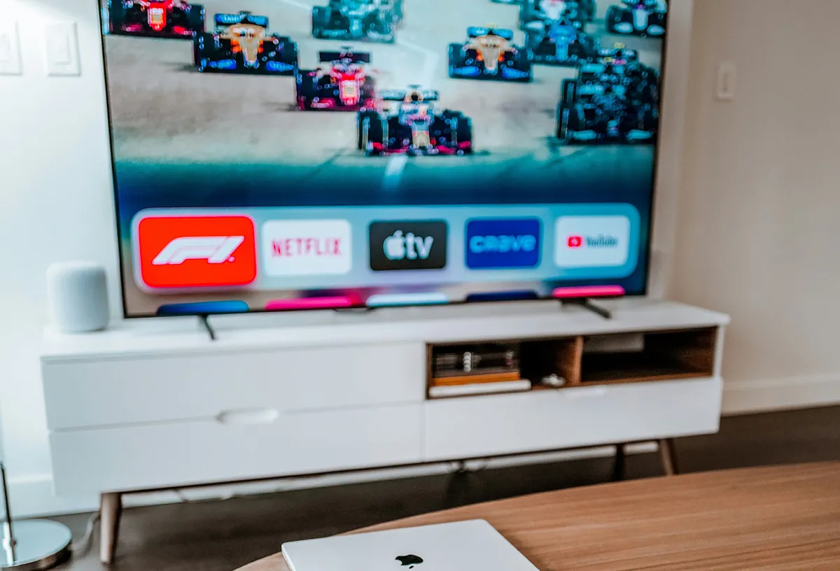 Adiós al cable HDMI: cómo conectar la pantalla del ordenador a la TV con tan solo dos teclas