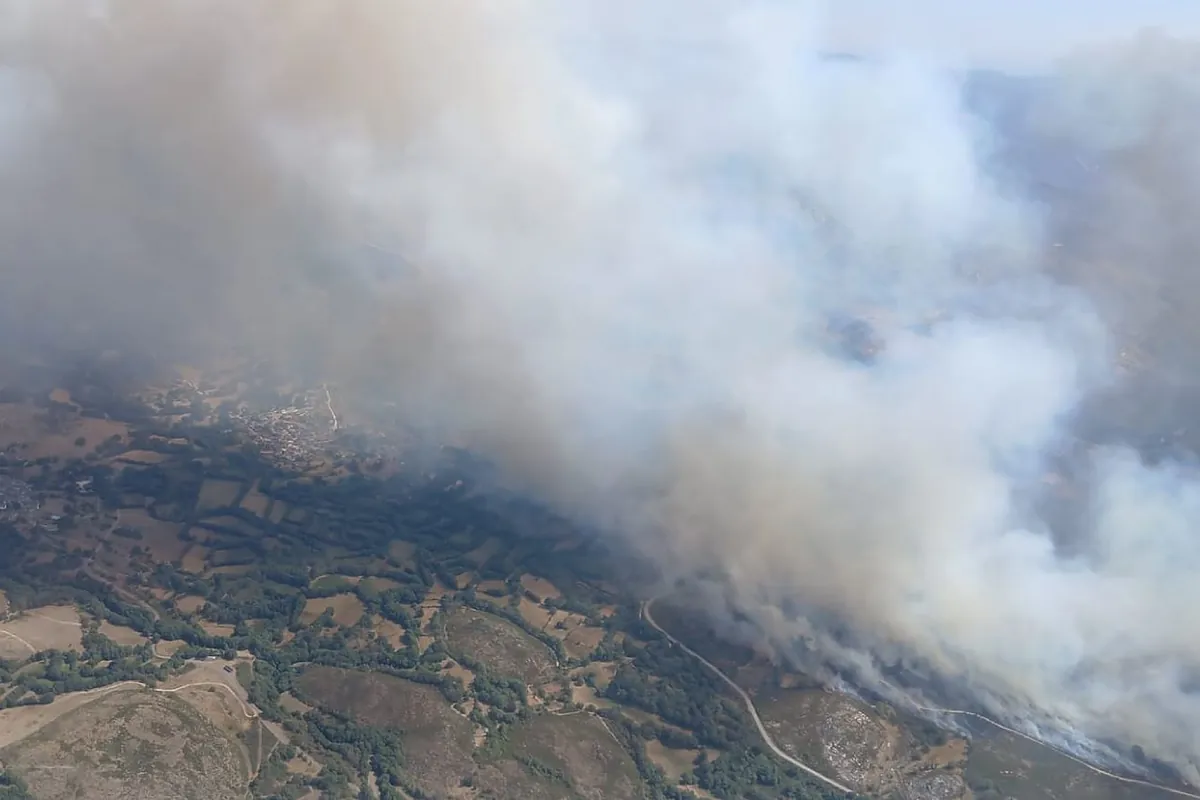 Una veintena de medios combaten un incendio de nivel 2 en Castromil (Zamora)