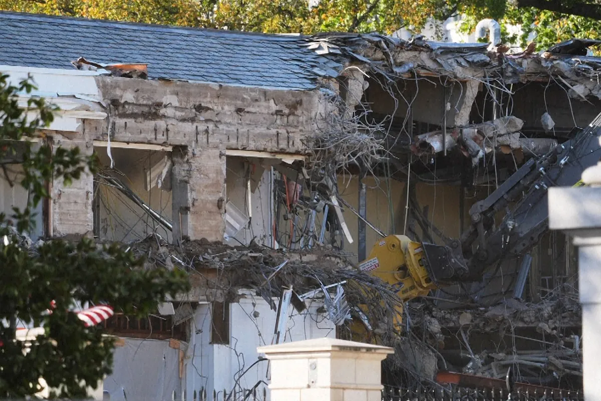Trump, más cerca de su salón de bailes: empieza la demolición del ala este de la Casa Blanca