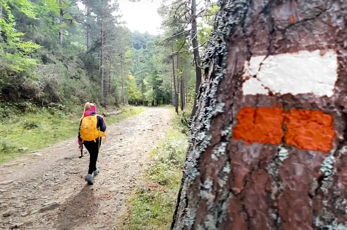 Rojo, verde, blanco y amarillo: ¿qué significan las señales de colores en las rutas de senderismo?