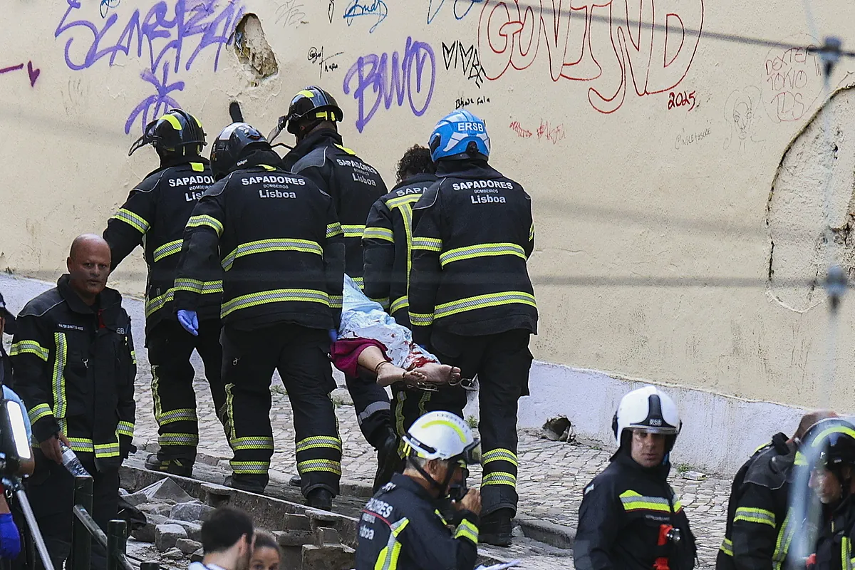 Un padre alemán, dos trabajadores de una entidad humanitaria, el guardafrenos del funicular... estas son las víctimas del descarrilamiento en Lisboa