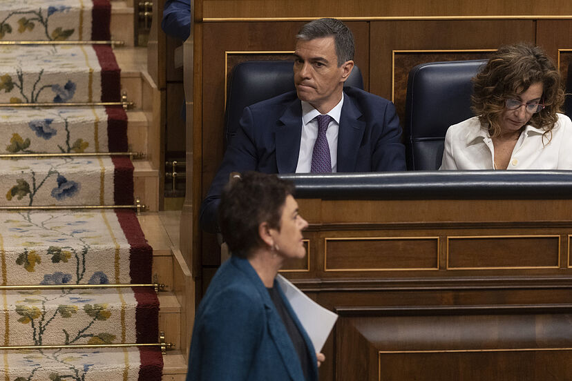 Sánchez se lanza a "dar un poco a cada uno", de Otegi a Puigdemont, para resucitar su legislatura | España