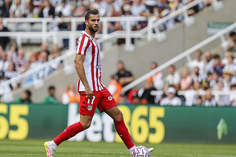 Hancko controla un balón.