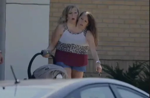 La rocambolesca historia de las siamesas Abby y Britanny Hensel paseando a un bebé