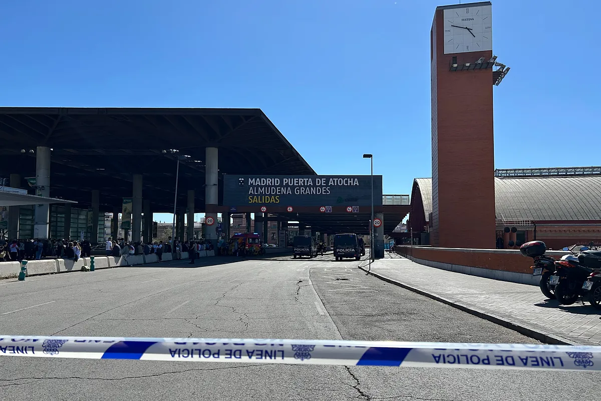 En el desalojo de Atocha por el gran apagón: "La gente corría pensando que era un atentado"