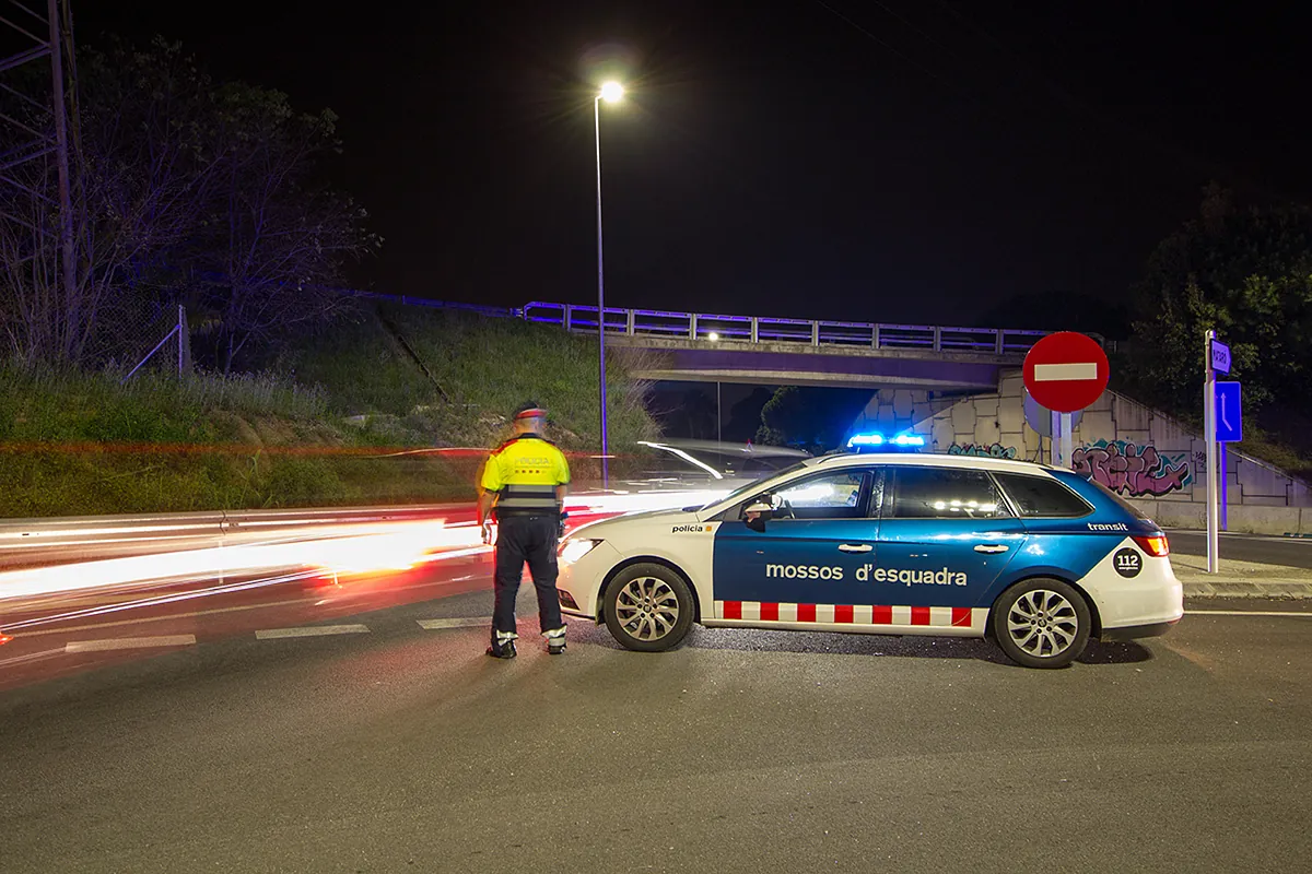 Mossos d'esquadra, kardeşini öldüren ve Calldetenes (Barcelona) 'da bir eve taşıdıktan sonra beş ajanı yaralayan bir adamı kaçırır.